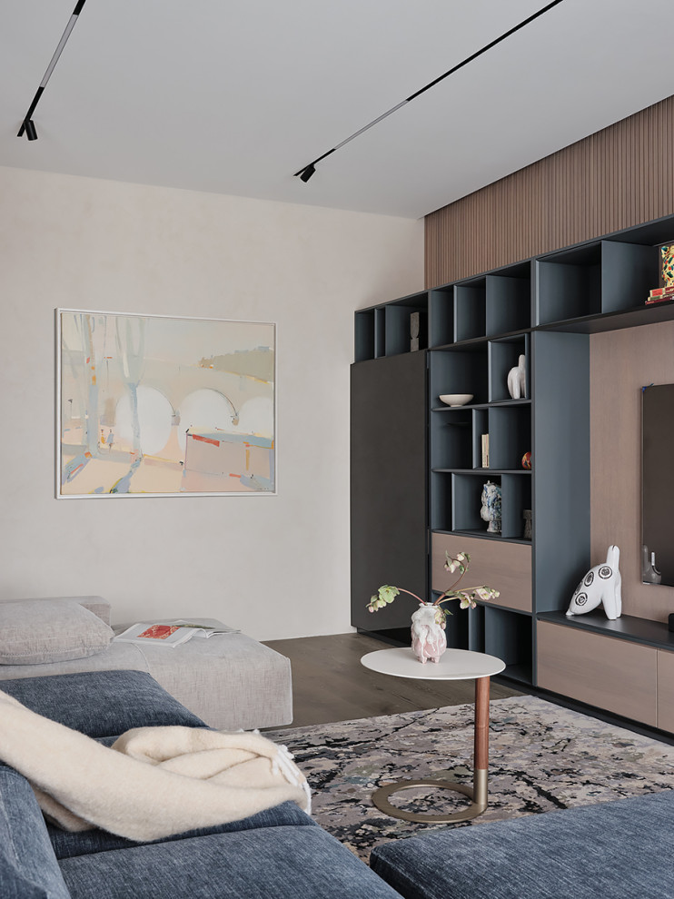 Idee per un soggiorno design con pavimento in legno massello medio
