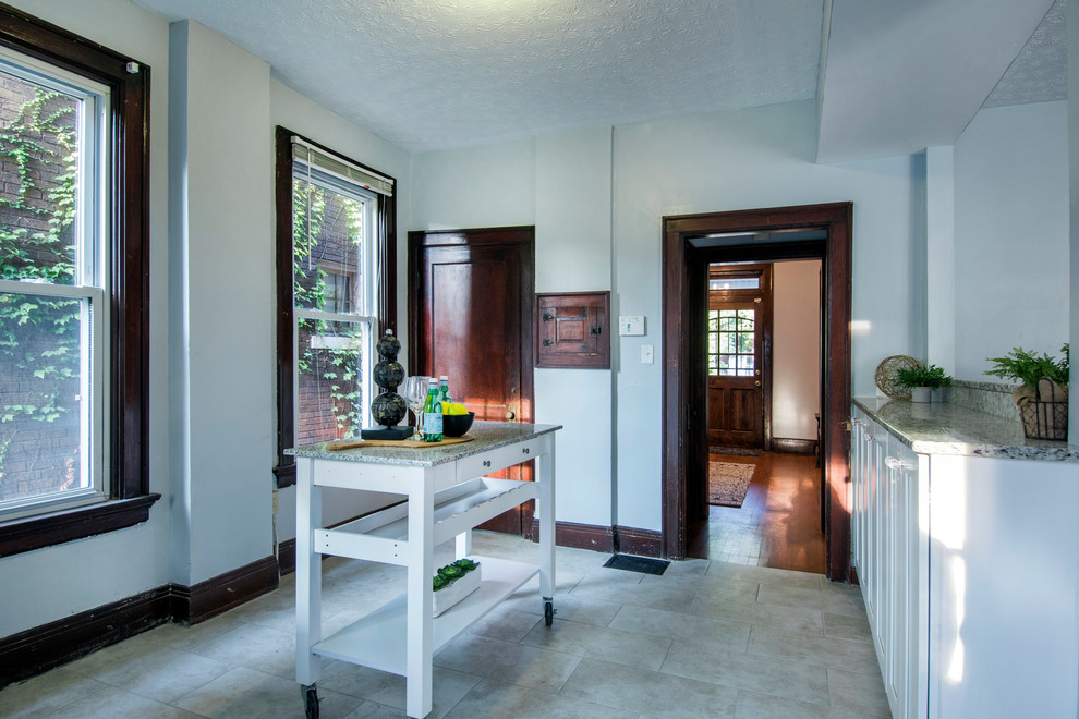 Example of a transitional home design design in Columbus