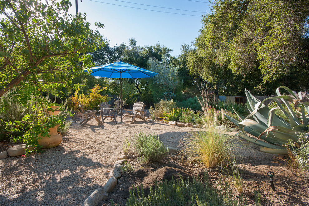 Traditional backyard garden in Los Angeles with gravel.
