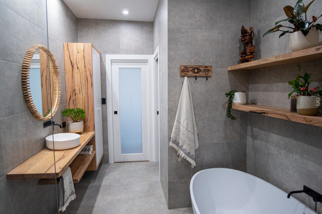 SEMAPHORE beach-style-bathroom