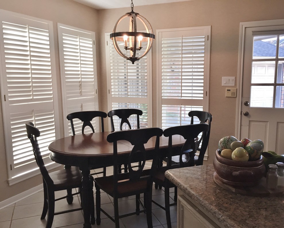 Example of a transitional home design design in Houston