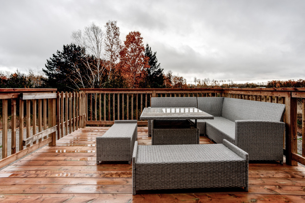 Inspiration for a mid-sized modern backyard deck remodel in Toronto