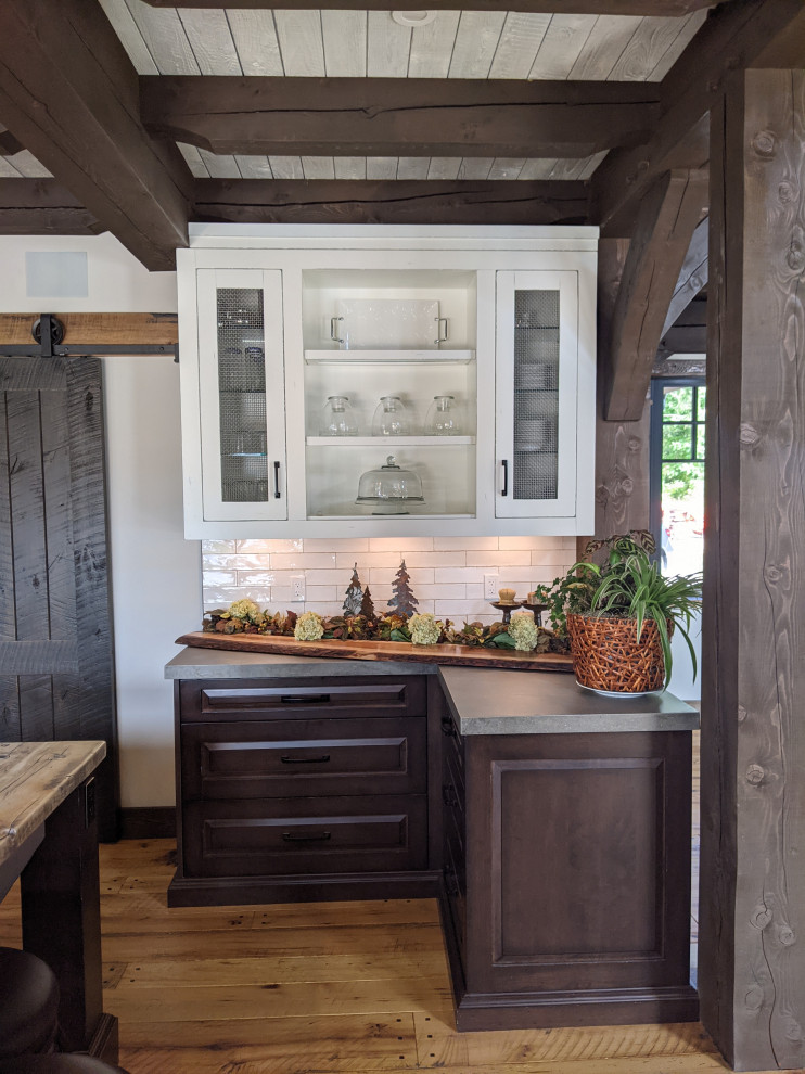 Home design - rustic home design idea in Toronto