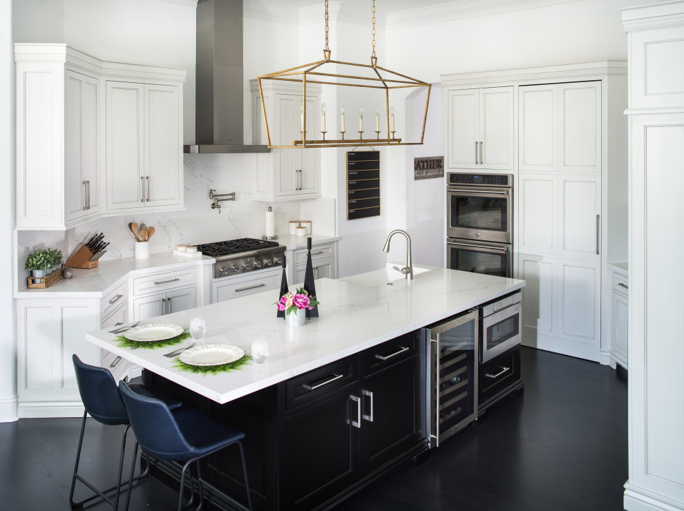 Example of a mid-sized transitional u-shaped dark wood floor, black floor and tray ceiling kitchen design in Orlando with a farmhouse sink, shaker cabinets, white cabinets, quartz countertops, white backsplash, quartz backsplash, stainless steel appliances, an island and white countertops