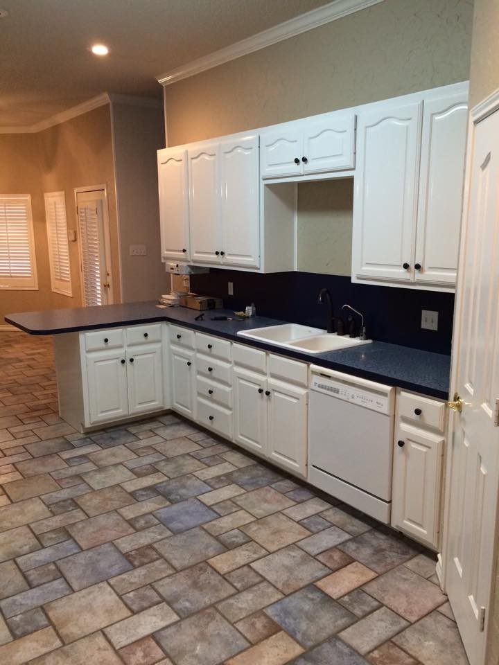 Kitchen - transitional kitchen idea in Austin