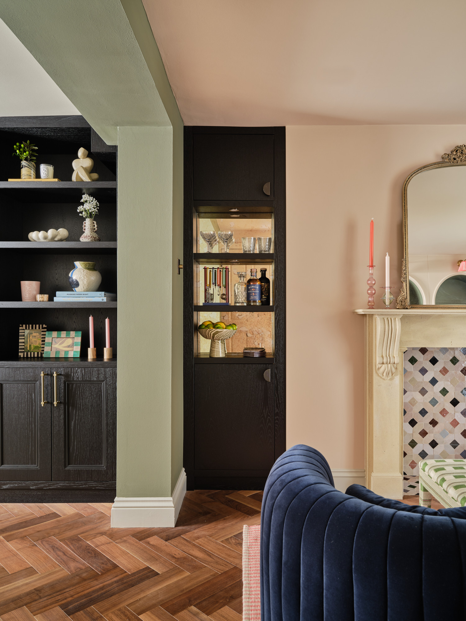 Example of a living room design in Other