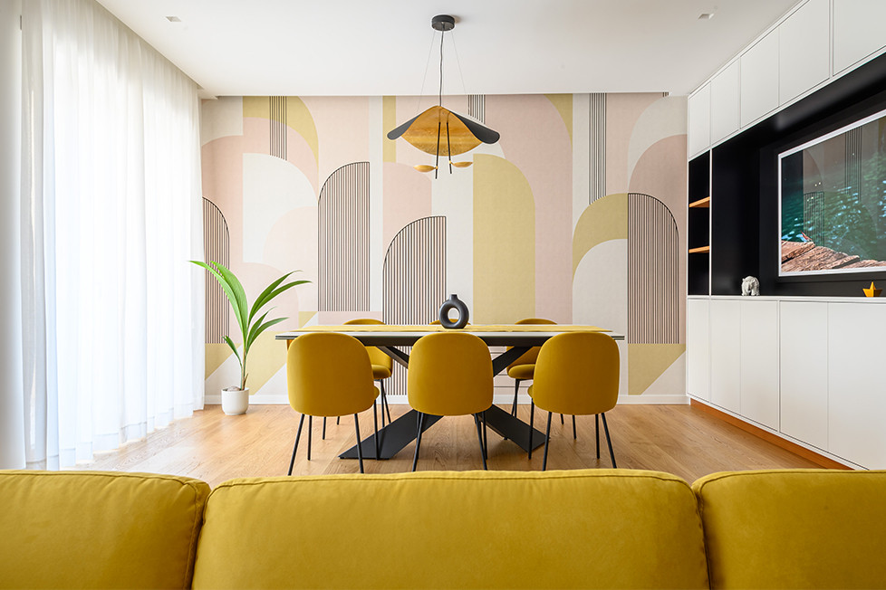 На фото: столовая в стиле модернизм с обоями на стенах