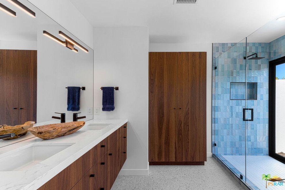 Design ideas for a modern bathroom in San Diego.