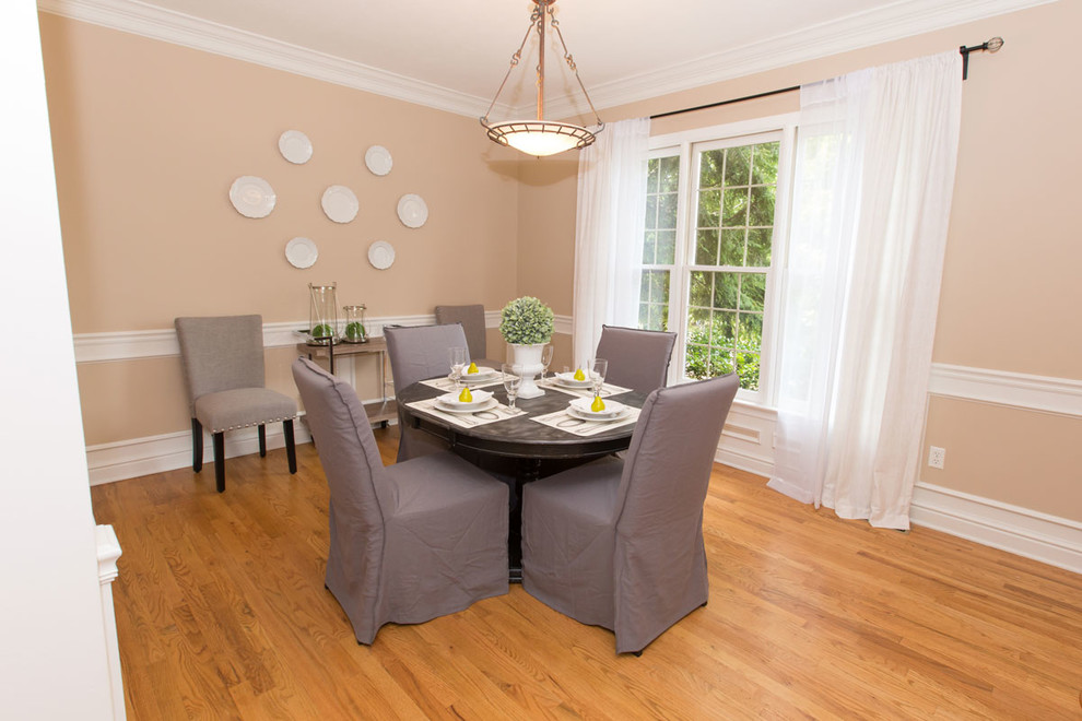 Dining room - transitional dining room idea