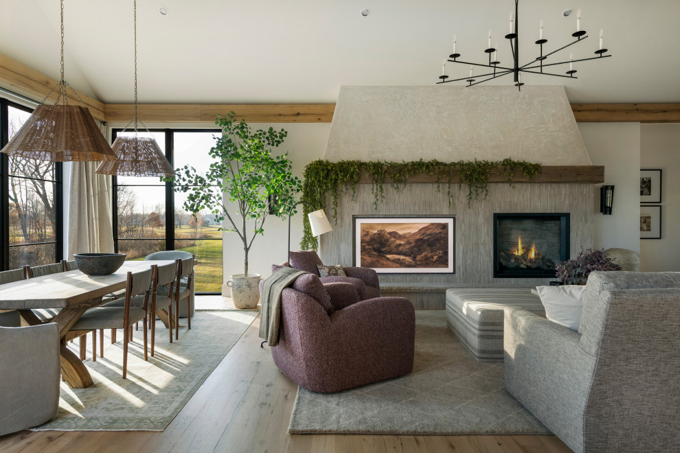 Idée de décoration pour un salon champêtre ouvert avec un mur blanc, parquet clair, une cheminée standard, un téléviseur fixé au mur et un sol beige.