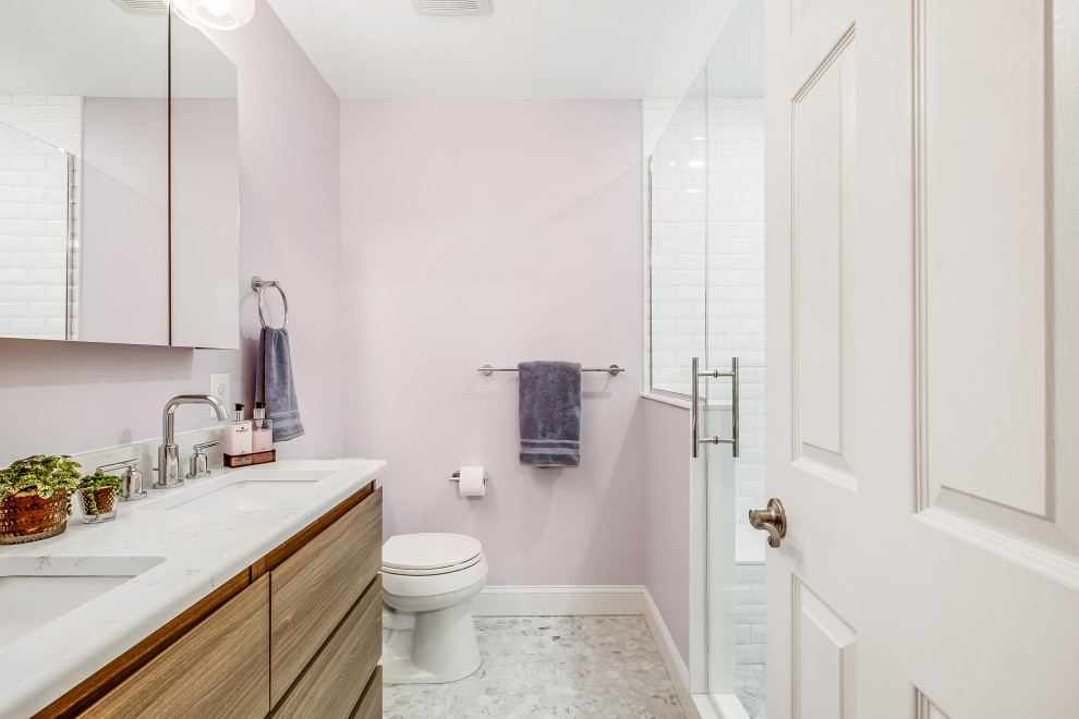 Источник вдохновения для домашнего уюта: маленькая детская ванная комната в стиле неоклассика (современная классика) с плоскими фасадами, светлыми деревянными фасадами, душем без бортиков, раздельным унитазом, белой плиткой, керамогранитной плиткой, фиолетовыми стенами, мраморным полом, врезной раковиной, столешницей из искусственного кварца, серым полом, душем с распашными дверями, белой столешницей, нишей, тумбой под две раковины и напольной тумбой для на участке и в саду