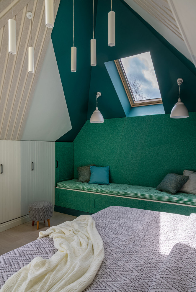 Foto di una piccola camera matrimoniale nordica con pareti multicolore, pavimento in laminato, pavimento beige, soffitto a volta e pannellatura