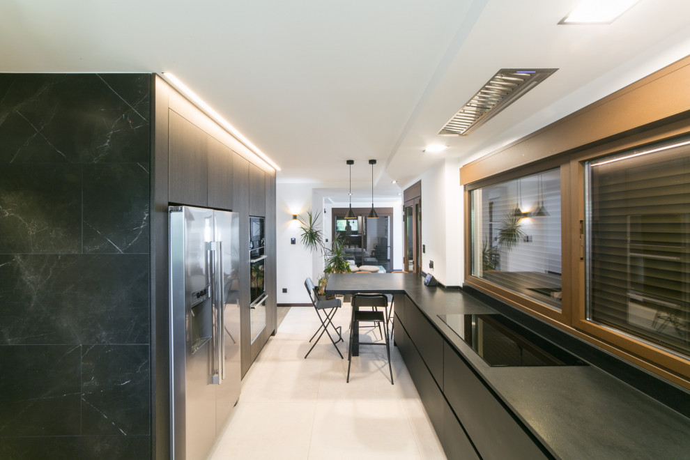 Foto di una cucina minimal di medie dimensioni con pavimento in gres porcellanato e top marrone