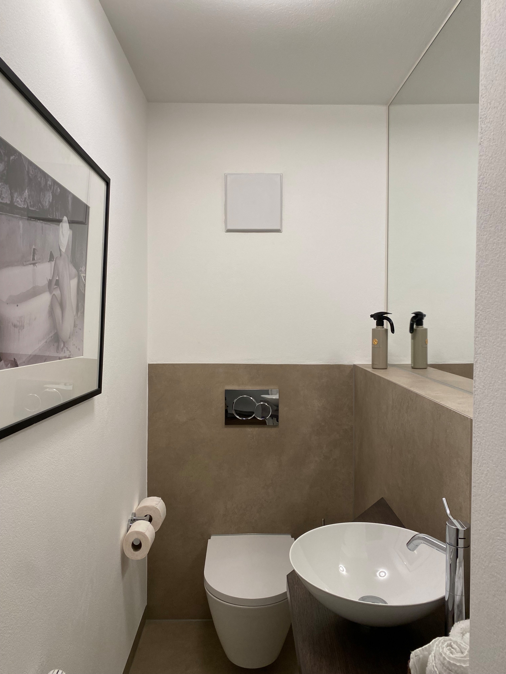 おしゃれなトイレ・洗面所 (ブラウンの洗面カウンター、ベージュの  