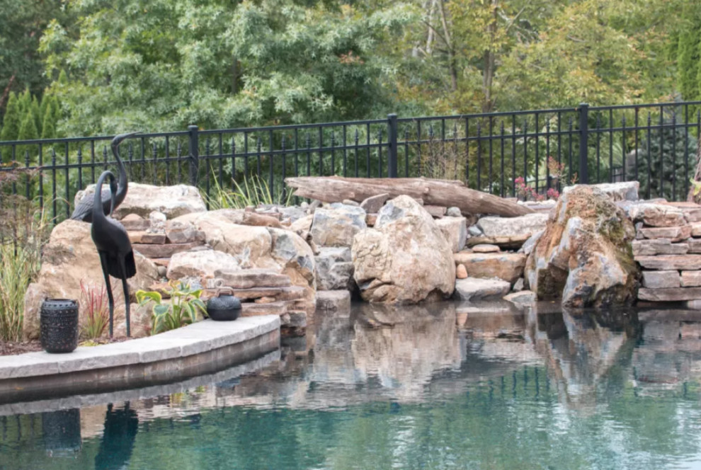 Réalisation d'un grand piscine avec aménagement paysager arrière marin sur mesure avec des pavés en pierre naturelle.