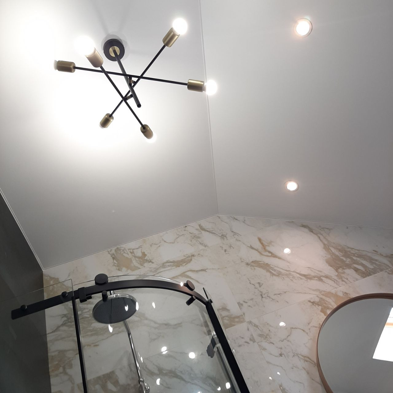 Ванная с мансардным окном