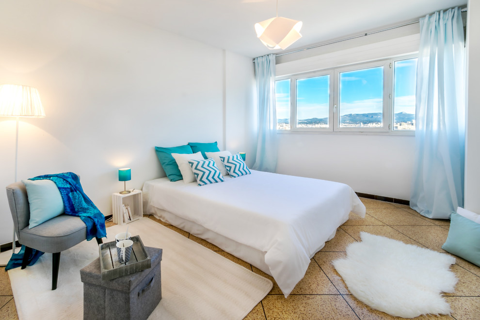 Источник вдохновения для домашнего уюта: хозяйская спальня среднего размера в морском стиле с белыми стенами, полом из керамической плитки и синими шторами без камина