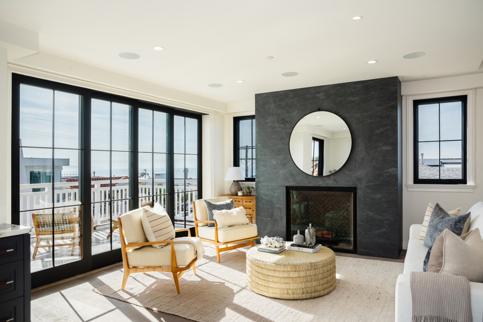 Стильный дизайн: гостиная комната в морском стиле с белыми стенами и стандартным камином - последний тренд