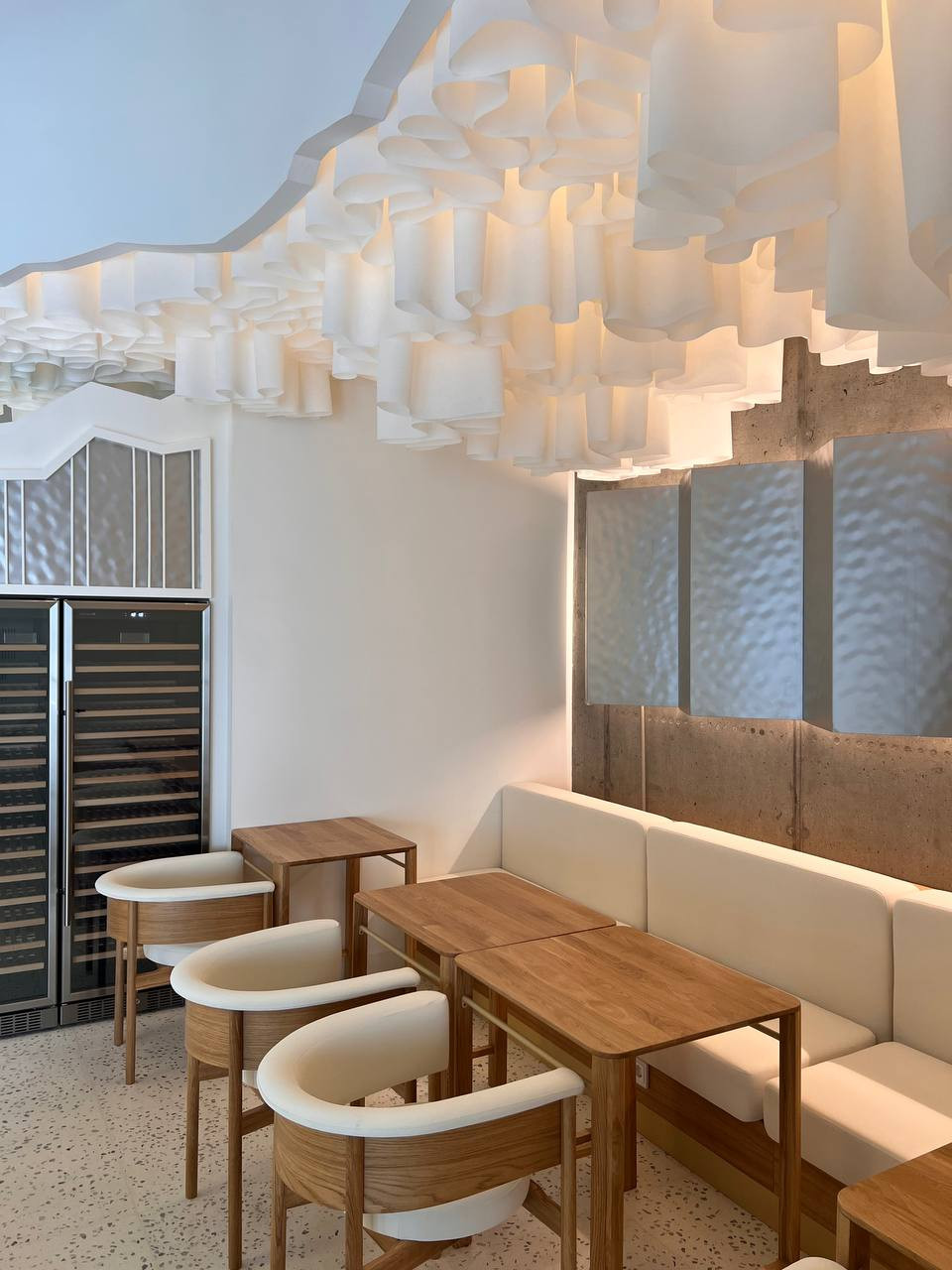 Белоснежный потолок с градиентом высот