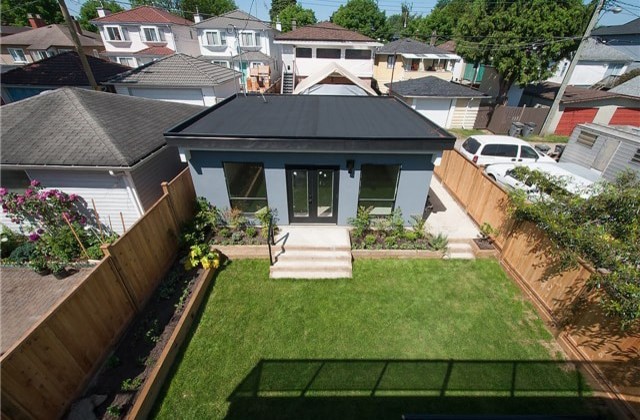 Inspiration for a small contemporary one-storey blue house exterior in Vancouver with a flat roof.