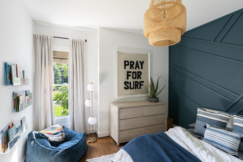 Inspiration för ett mellanstort maritimt pojkrum kombinerat med sovrum och för 4-10-åringar, med blå väggar och mellanmörkt trägolv