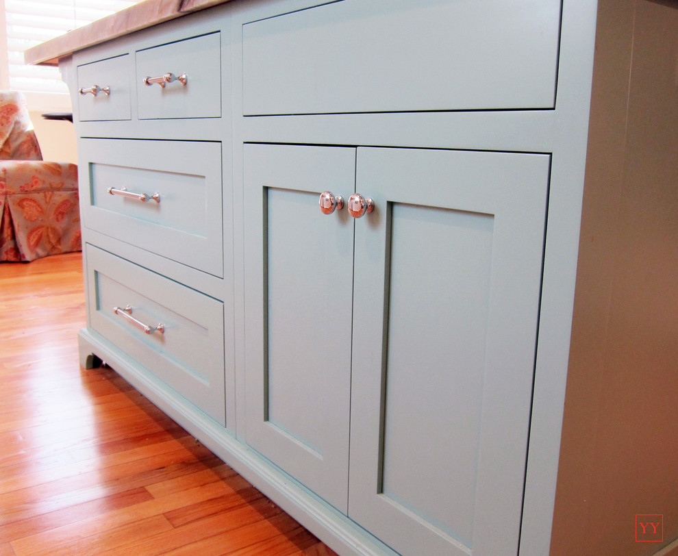 Inspiration for a mid-sized transitional u-shaped light wood floor eat-in kitchen remodel in Los Angeles with shaker cabinets, quartzite countertops, an island, a double-bowl sink, white cabinets, beige backsplash, ceramic backsplash and stainless steel appliances