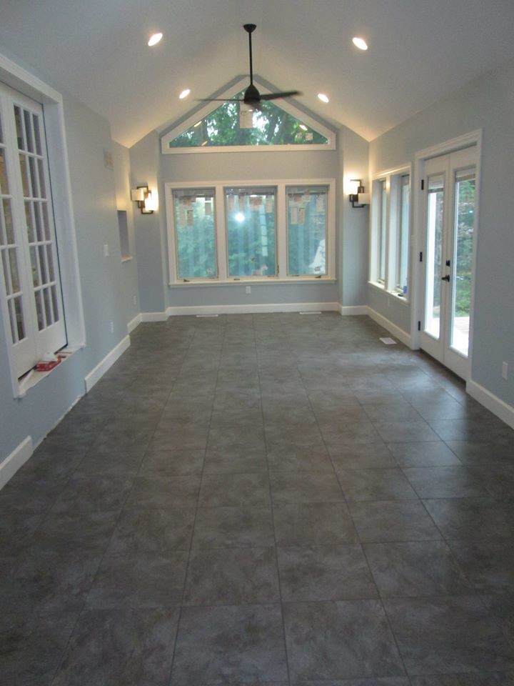 This is an example of a mid-sized traditional sunroom in Detroit.
