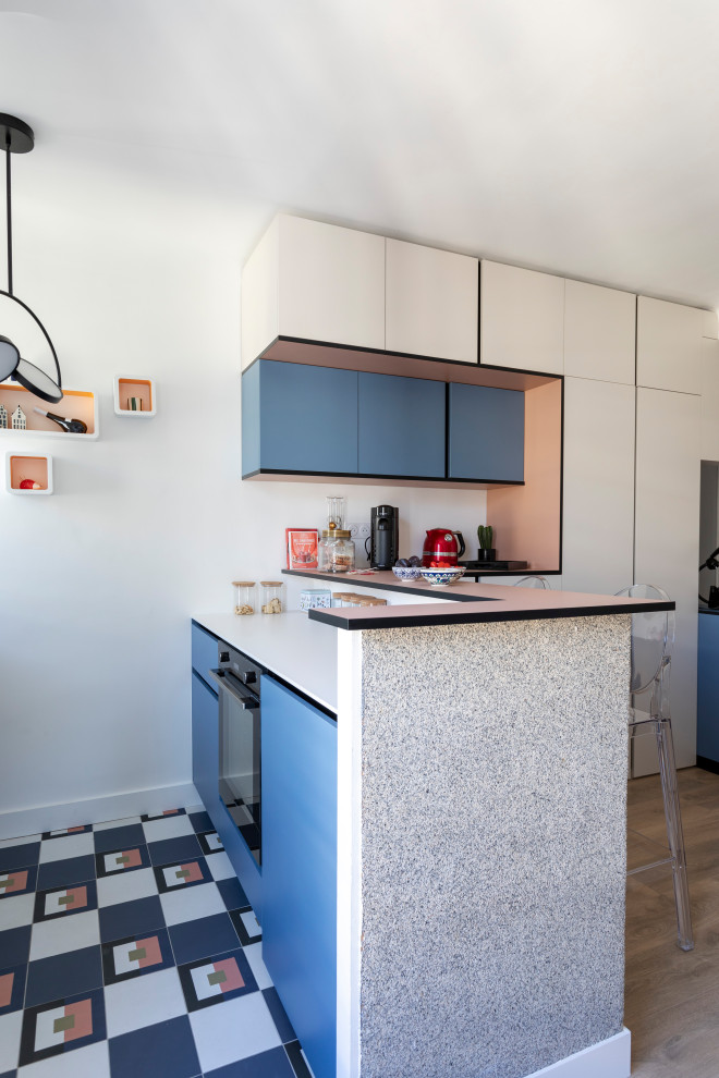 Idee per una piccola cucina minimal con ante blu, top in laminato, pavimento in cementine e top bianco