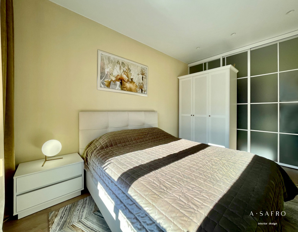 Свежая идея для дизайна: хозяйская спальня среднего размера в современном стиле с бежевыми стенами - отличное фото интерьера