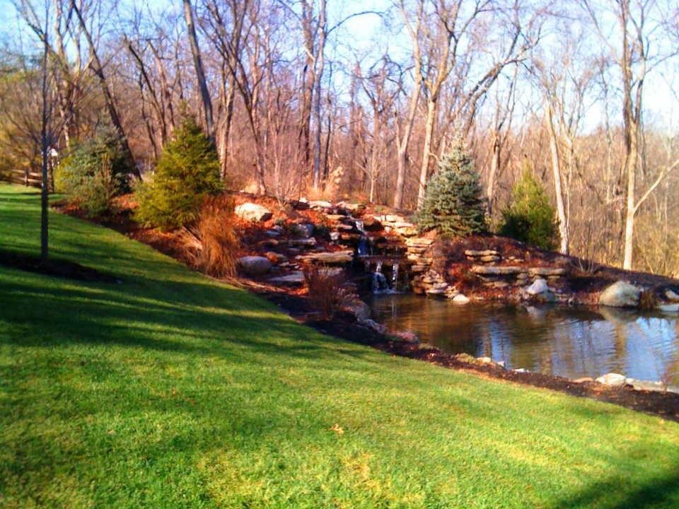 Inspiration for a mid-sized transitional full sun backyard stone landscaping in Cincinnati for spring.