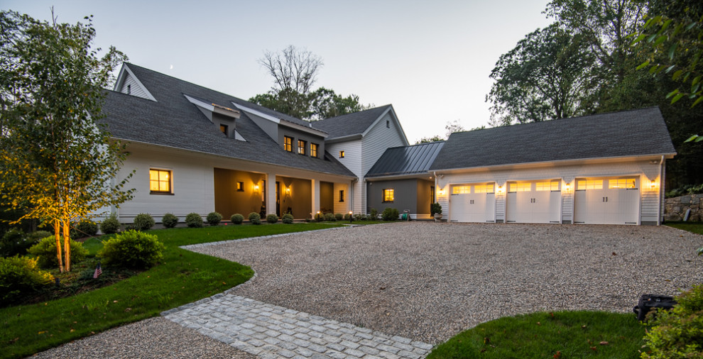 Zweistöckiges Landhaus Einfamilienhaus mit Mix-Fassade, weißer Fassadenfarbe und Schindeldach in New York
