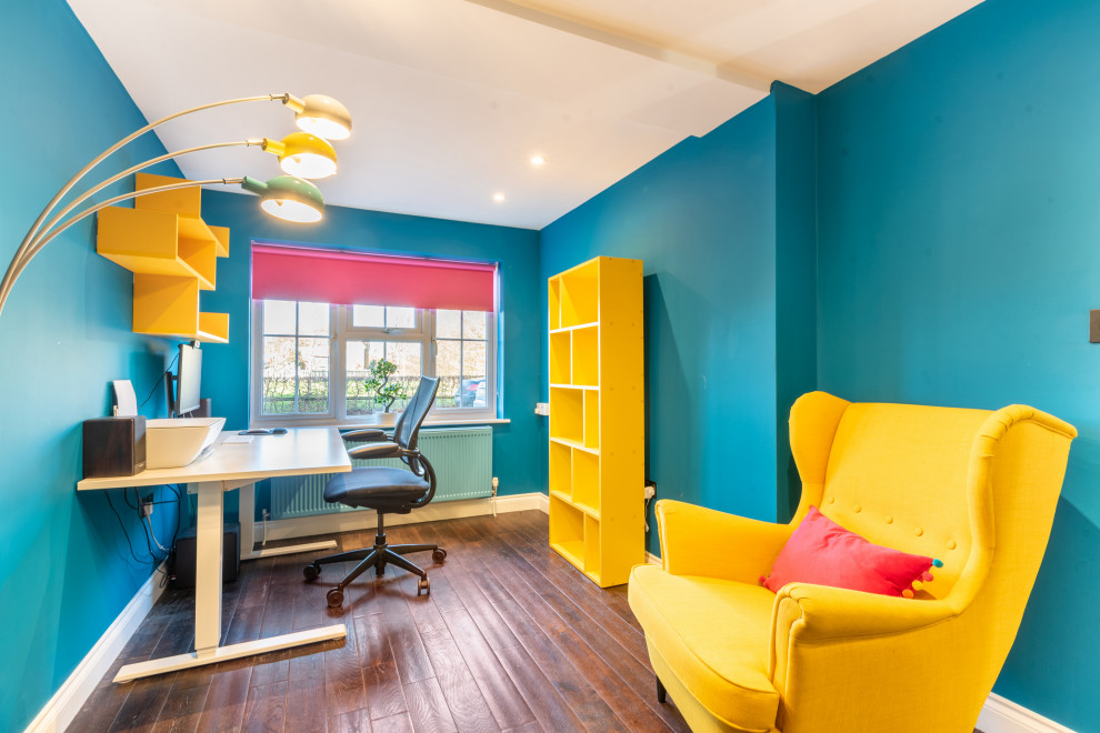Exemple d'un bureau tendance de taille moyenne avec un mur bleu, parquet foncé, un bureau indépendant et un sol marron.