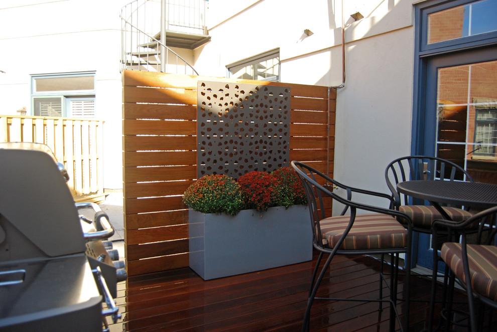 This is an example of a contemporary deck in Chicago.