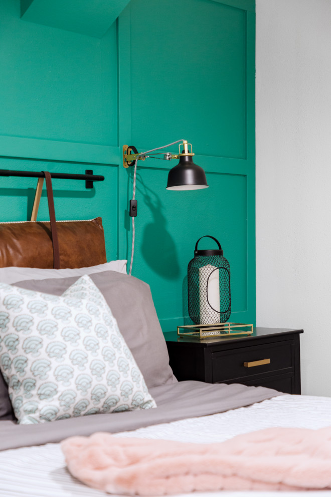 Diseño de habitación de invitados contemporánea de tamaño medio con paredes verdes, moqueta y panelado