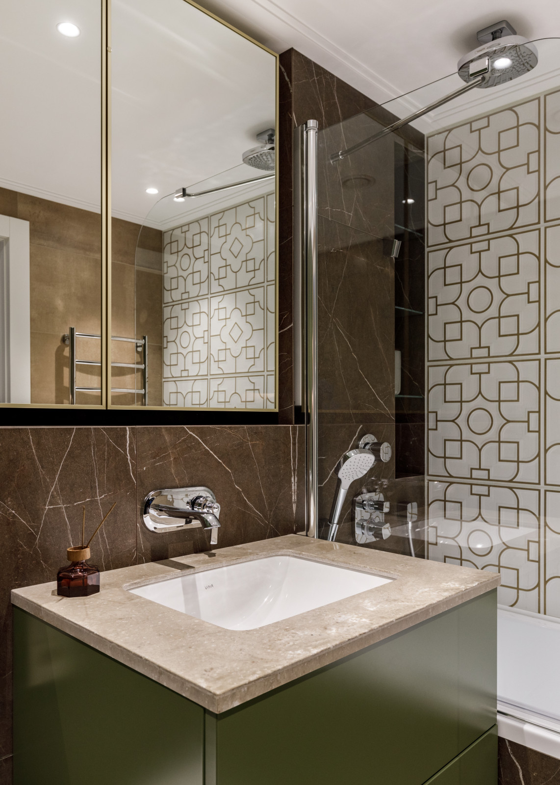 Двухуровневая квартира с лестницей из дерева и стекла