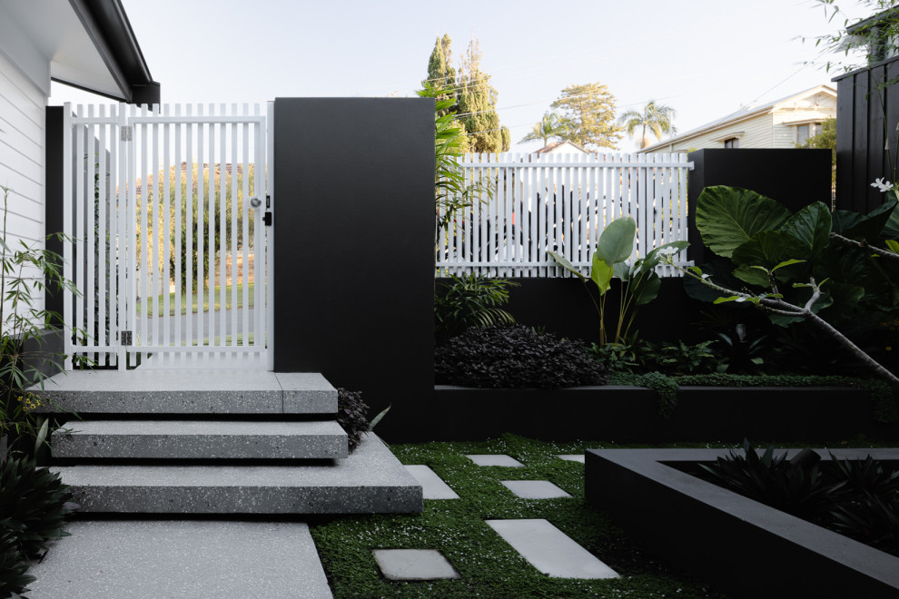 Inspiration för en funkis formell trädgård i delvis sol framför huset på sommaren, med marksten i betong