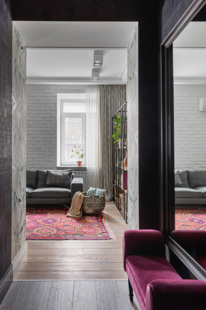 Свежая идея для дизайна: узкая прихожая среднего размера в скандинавском стиле с фиолетовыми стенами, полом из керамогранита, одностворчатой входной дверью, коричневой входной дверью, коричневым полом и обоями на стенах - отличное фото интерьера