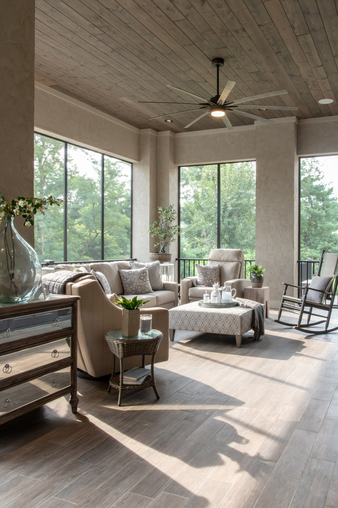 Design ideas for a traditional backyard screened-in verandah in St Louis.