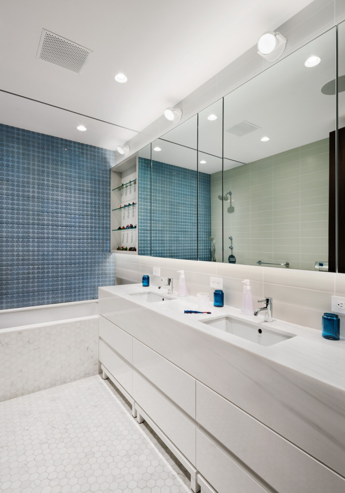 Bathroom - contemporary bathroom idea in New York