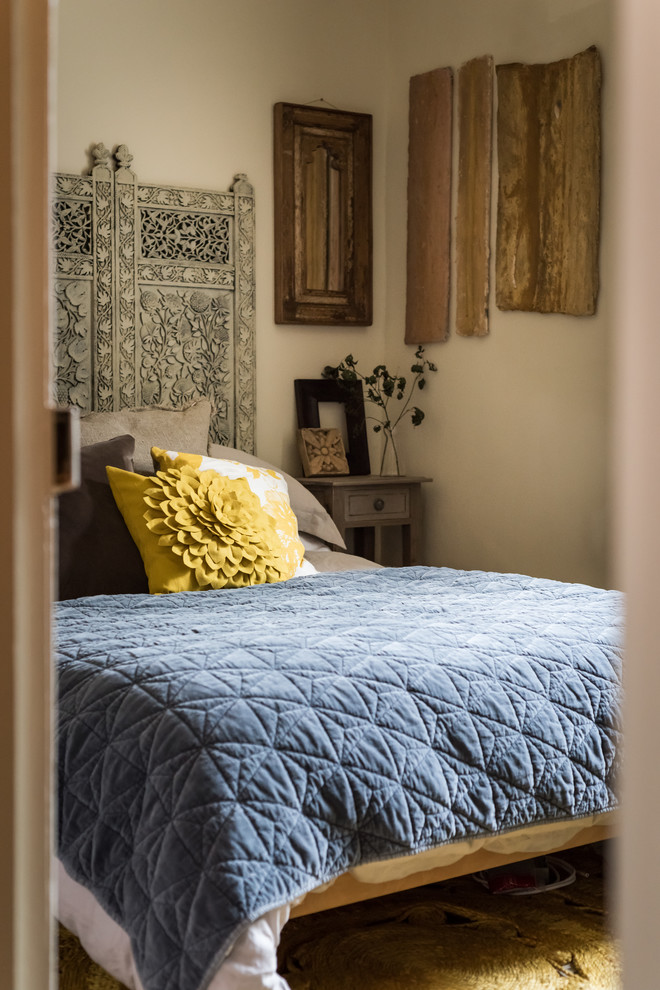 Design ideas for a mid-sized traditional master bedroom in Cornwall.