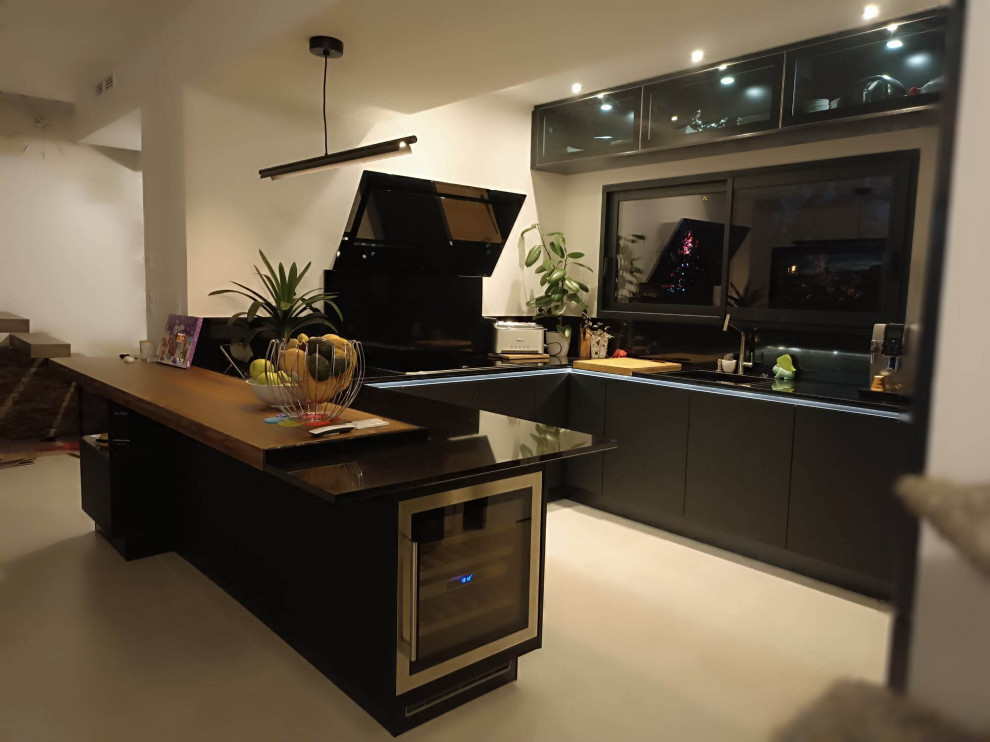 Esempio di una grande cucina moderna con ante nere, top in granito, elettrodomestici in acciaio inossidabile, pavimento in terracotta, pavimento beige e top nero
