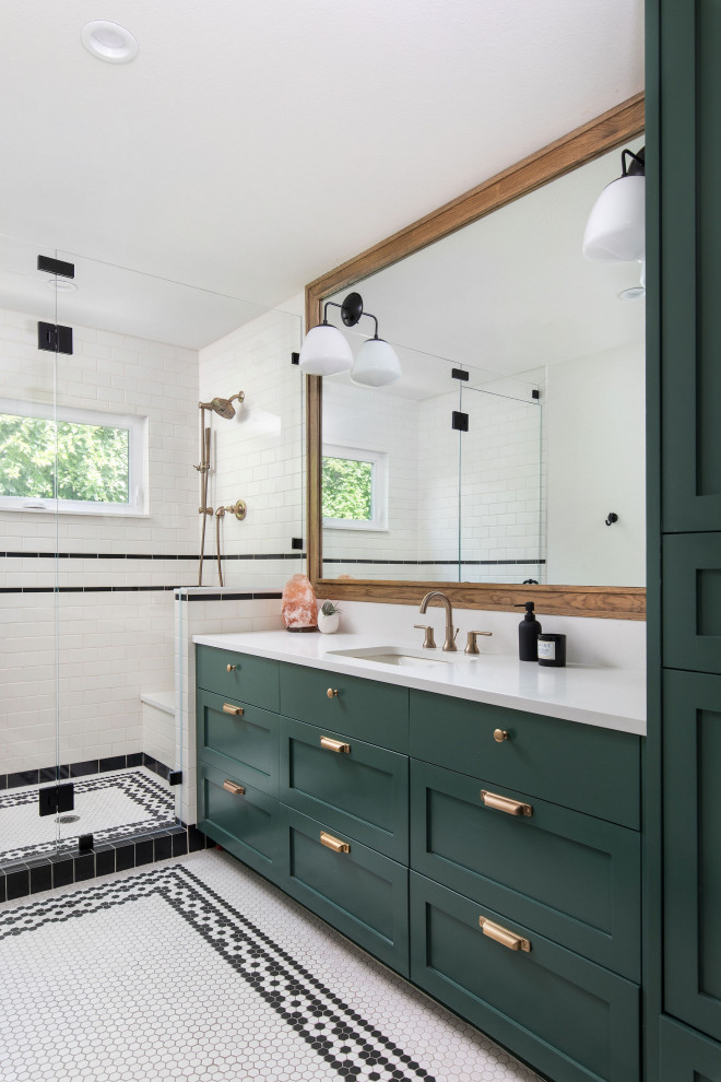 Exempel på ett lantligt vit vitt badrum, med skåp i shakerstil, gröna skåp, en öppen dusch, svart och vit kakel, porslinskakel, vita väggar, klinkergolv i porslin, ett undermonterad handfat, bänkskiva i kvarts, vitt golv och dusch med gångjärnsdörr