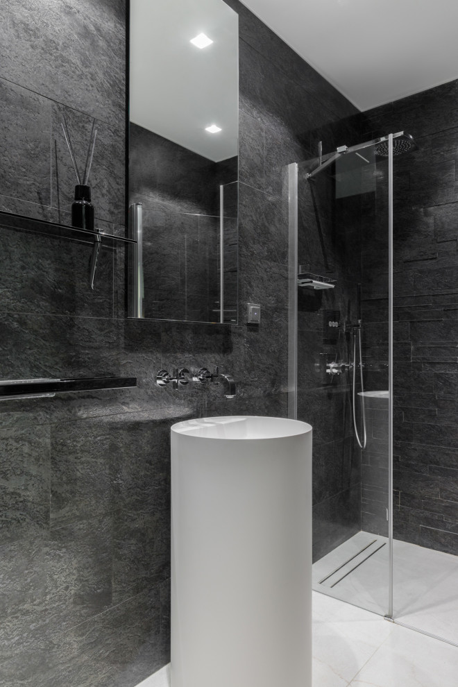 Стильный дизайн: маленькая, узкая и длинная ванная комната в современном стиле с белыми фасадами, душем в нише, инсталляцией, черной плиткой, керамогранитной плиткой, черными стенами, полом из керамогранита, душевой кабиной, монолитной раковиной, белым полом, душем с распашными дверями, тумбой под одну раковину и напольной тумбой для на участке и в саду - последний тренд