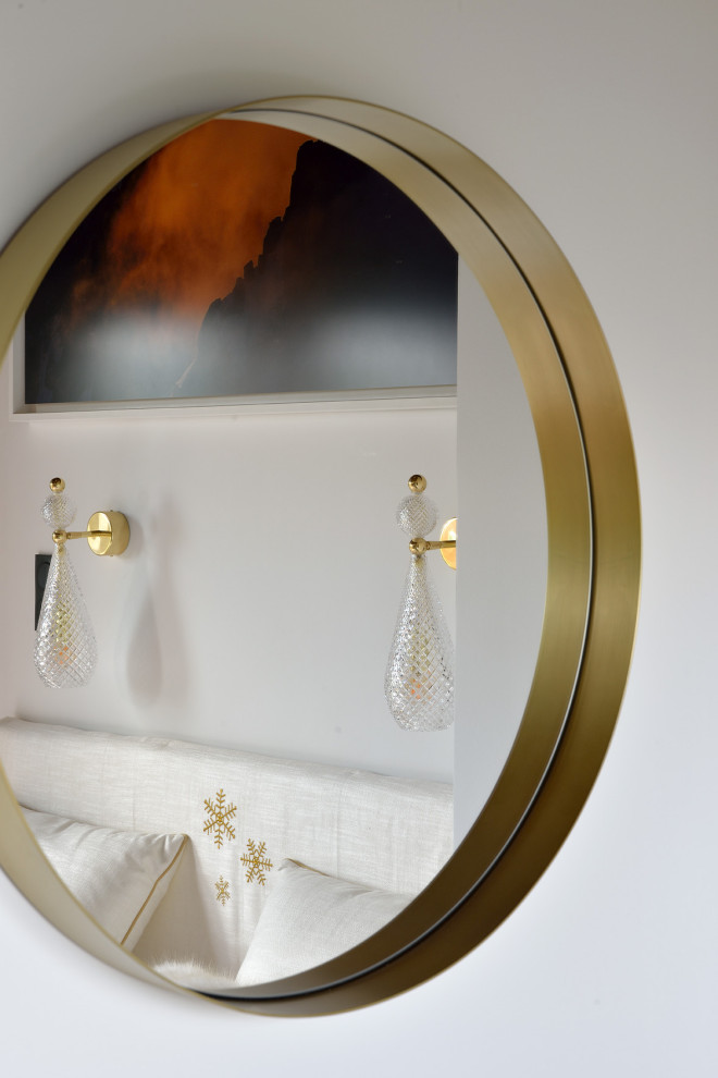 リヨンにある広いコンテンポラリースタイルのおしゃれな寝室 (淡色無垢フローリング、板張り天井、板張り壁)