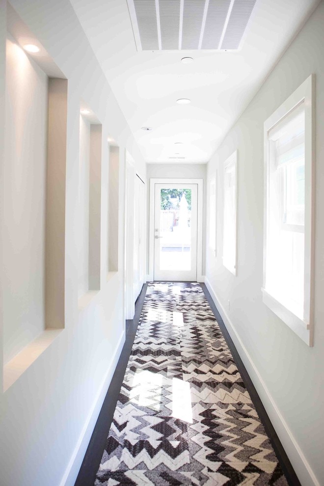 Свежая идея для дизайна: коридор в стиле модернизм - отличное фото интерьера