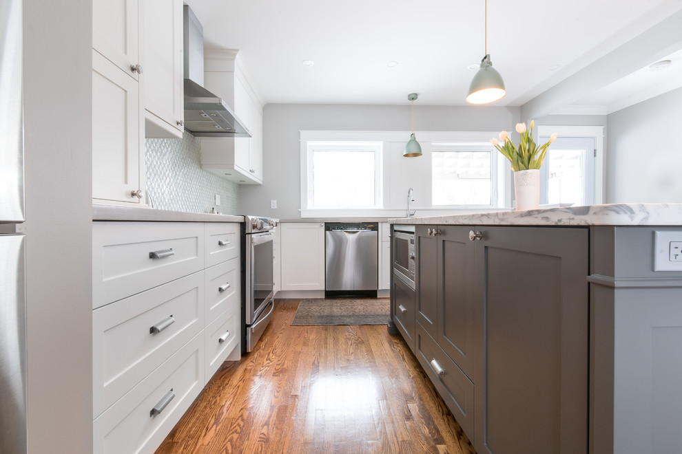 Kitchen - transitional kitchen idea in Toronto