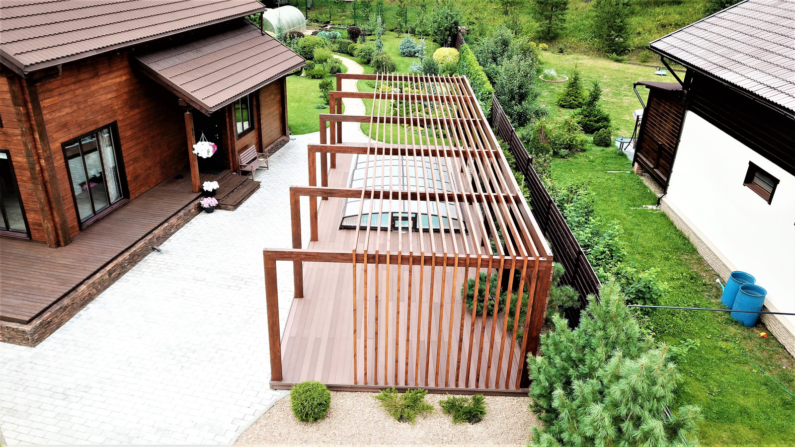 Терраса с бассейном и перголой