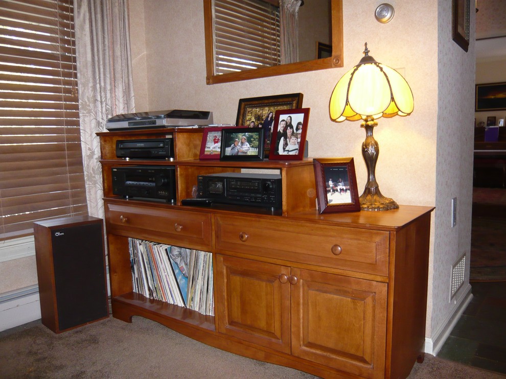 Supple stereo cabinet, in yellow birch, stained.