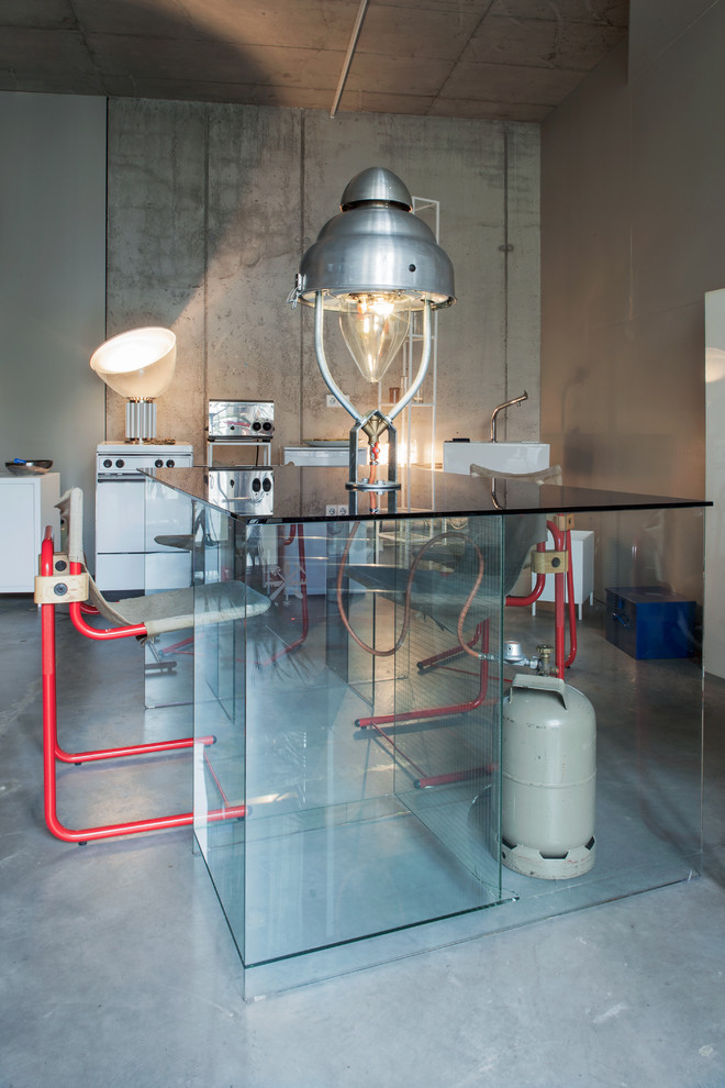 Industrial Wohnküche mit grauer Wandfarbe und Betonboden in Berlin