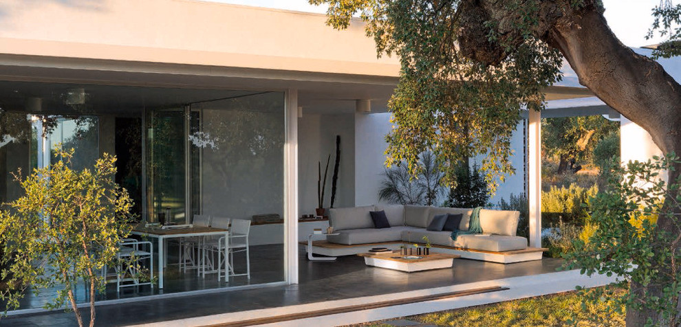 Inspiration for a contemporary verandah in Madrid.